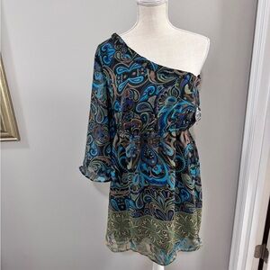 NWT Angie One-Shoulder Flare Sleeve Groovy Paisley Dress. Size L